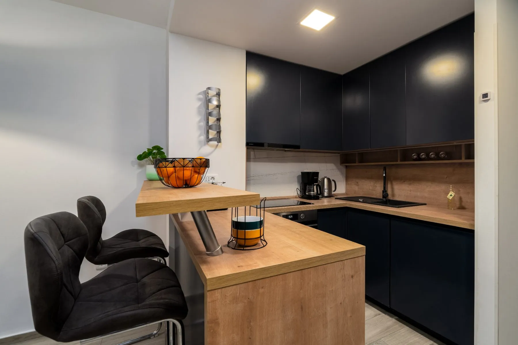 Kitchen with breakfast bar